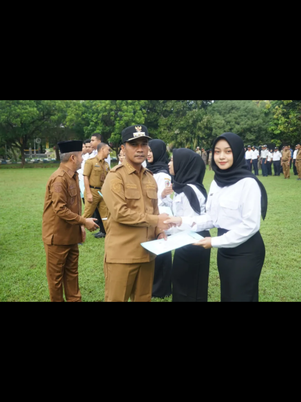 Membalas @ahmadroy618 Bupati Bangkalan Serahkan SK CPNS kepada 114 ASN Formasi Teknis dan Nakes @bangkalan_lebih_baik @fauzanjafarreal @ra_hasani_official @Arman96 @ajudanperjuangan @loman9249 #bangkalanhitz #bangkalan #bangkalanmadura #bupatibangkalan #LukmanHakim #wabupbangkalan #FauzanJakfar 