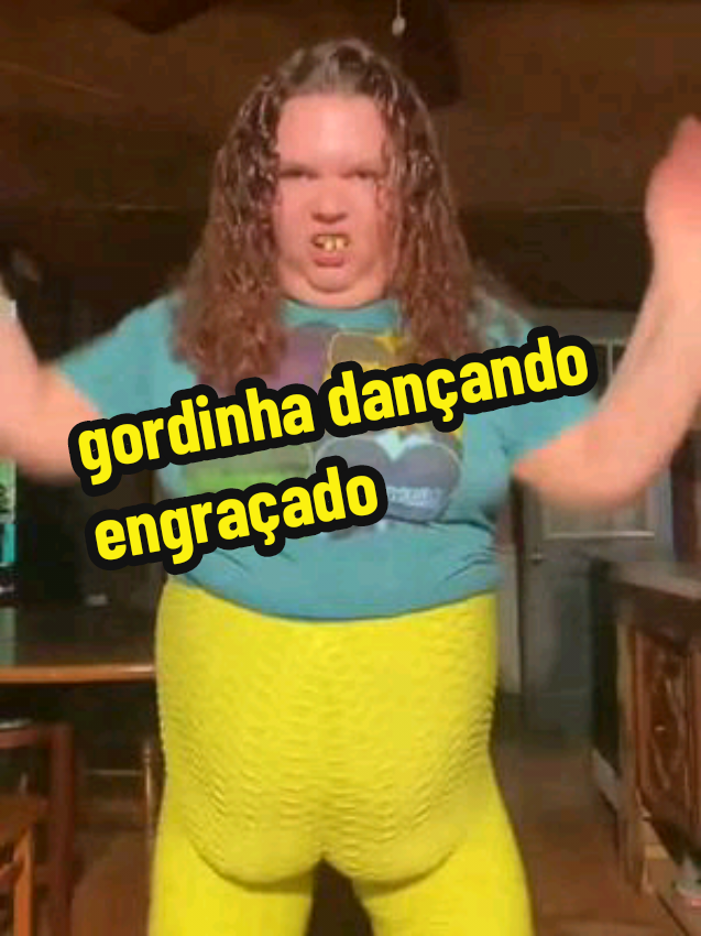 mulher gordinha dançando engraçado 