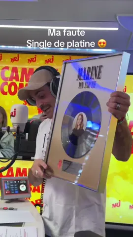 Camille Combal m’a remis mon disque de platine pour Ma faute en direct sur NRJ 🥹 Merci 🫶🏼