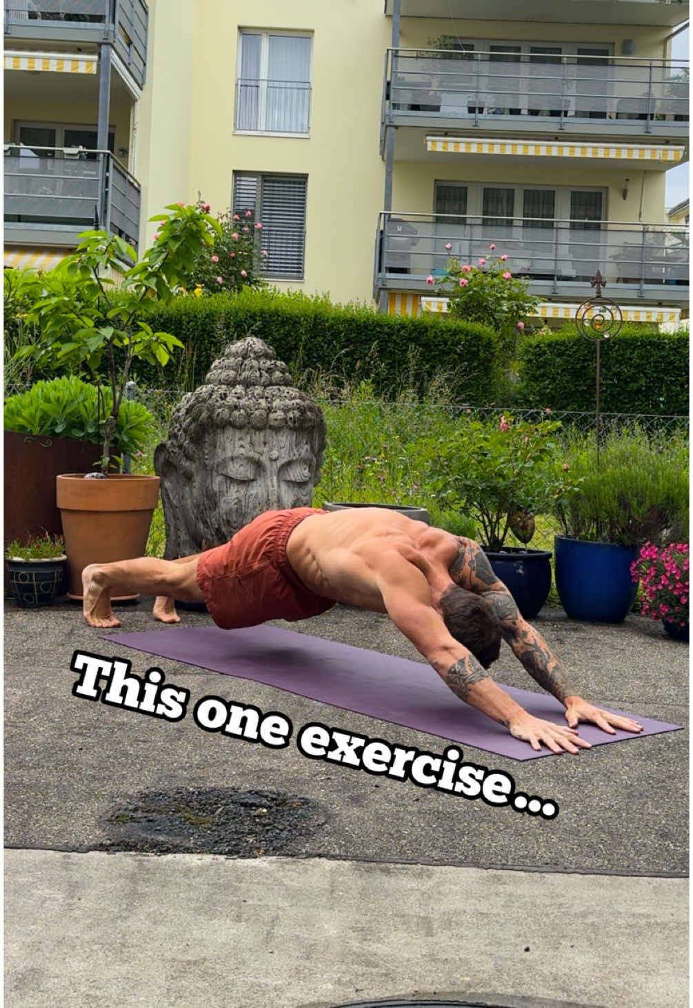 Save it. Try it! 🔥 Combining the side kicks with the superman plank is a great exercise to strengthen almost the whole body. But it is also highly demanding on your coordination and muscle mind connection.  Here’s my recommendation: 45 seconds of work, followed by 45 seconds of rest. Repeat for 2-5 rounds without stopping🙌🏼 #bodyweightworkout #bodyweighttraining #fitnessmotivation #movement #noequipmentworkout #coreworkout 