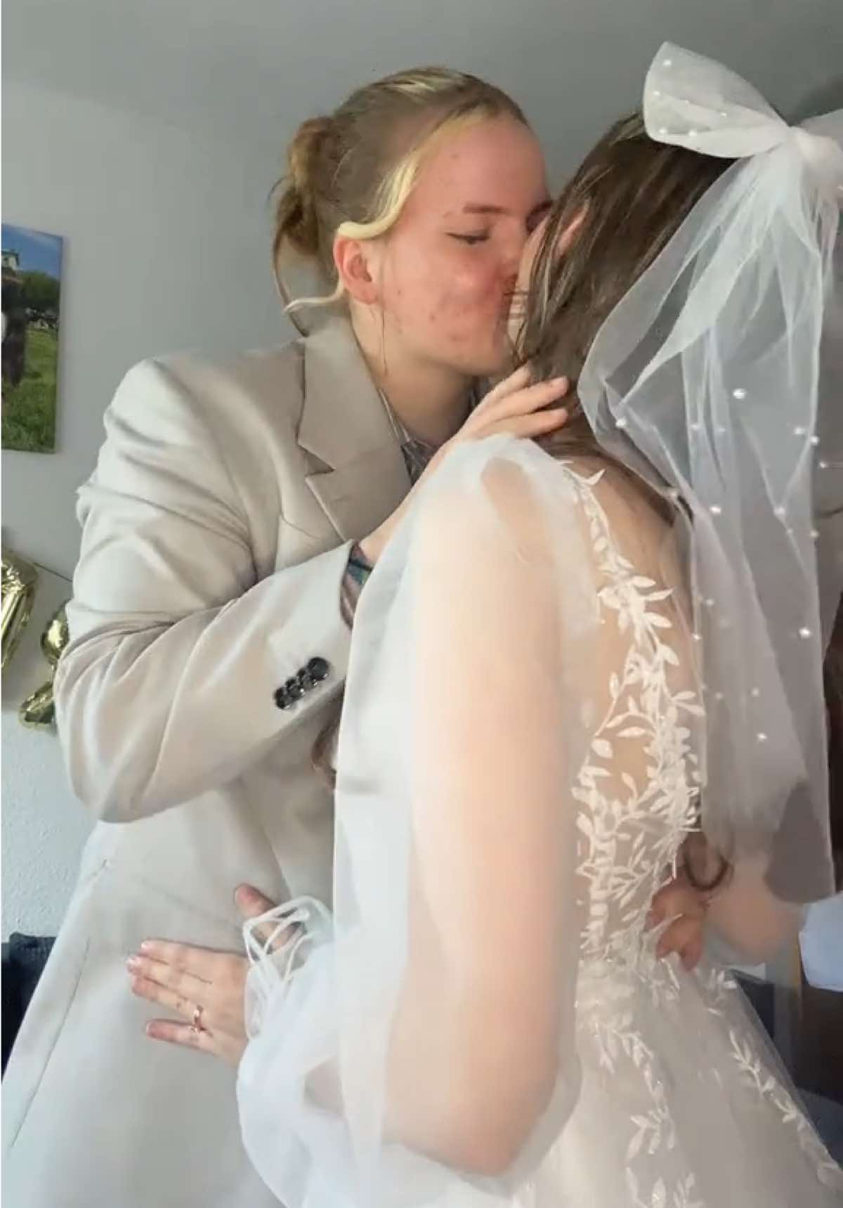 another transition bc i‘m obsessed 🤍 #weddingday #wedding #bride #wlwwedding #civilwedding #married #marriage #lesbianwedding #🏳️‍🌈 