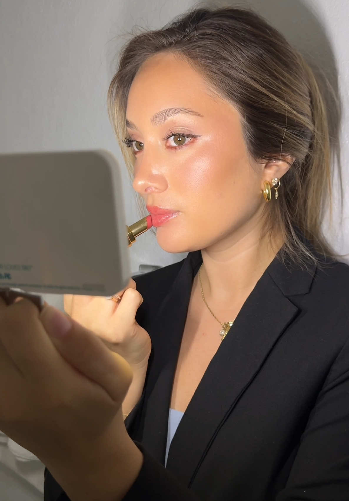 El mejor espejo que pueda tener en mi cartera!  #EspejoPortátil #EspejoConLuz #EspejoDeBolsillo #EspejoLED #MakeupOnTheGo #MirrorCheck #BeautyMirror #TouchUpTime #BolsoReady #VanityGoals #GlowOnTheGo #EspejoDeMaquillaje #MirrorObsessed #MiniEspejo #espejofashion 