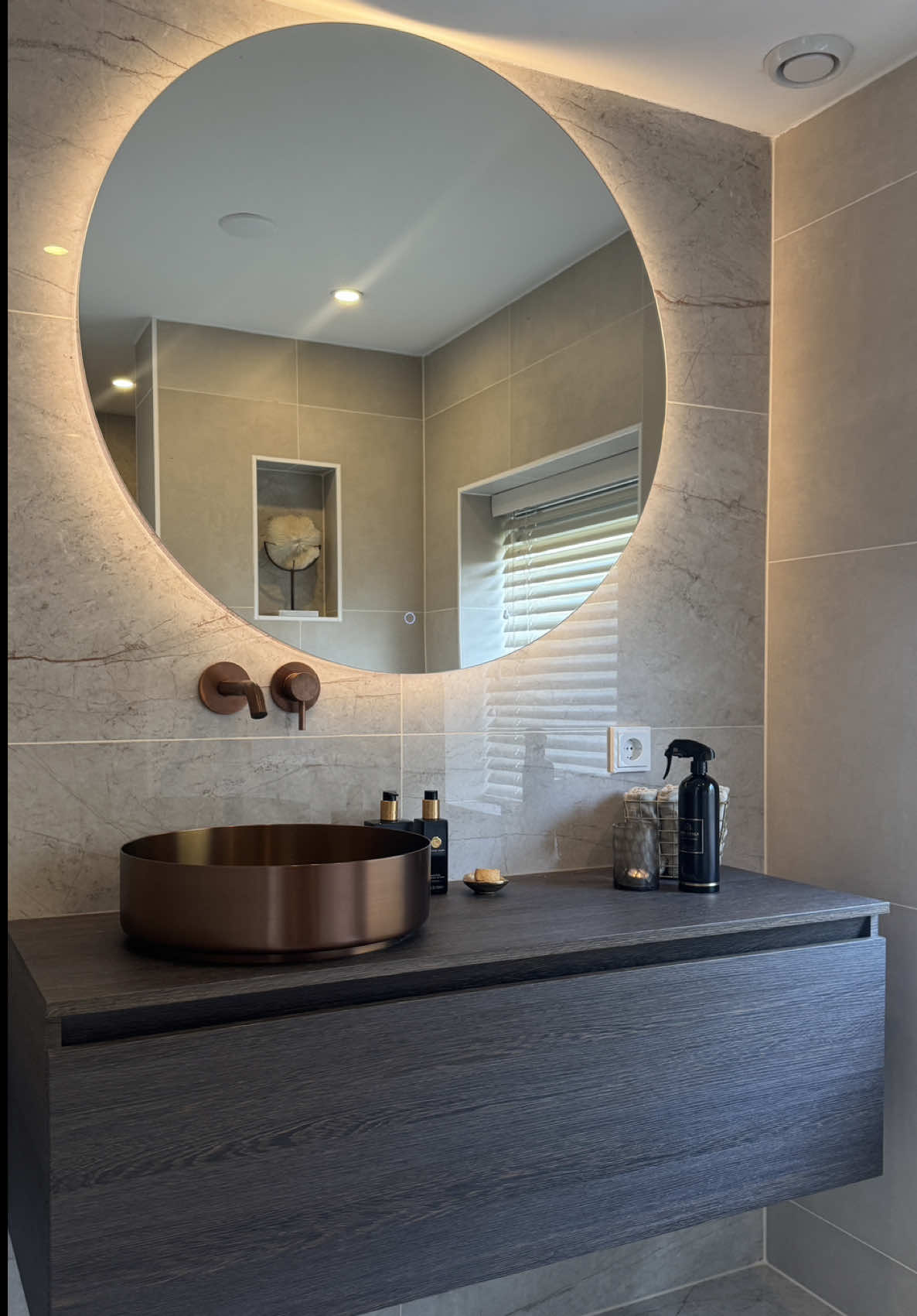 Bathroom ✨  Tegels en sanitair: Badkamervoordeelshop.nl  Jaloezieën: Topjaloezieen.nl #bathroom #badkamer #interior #wonen #home #bathroomdesign 