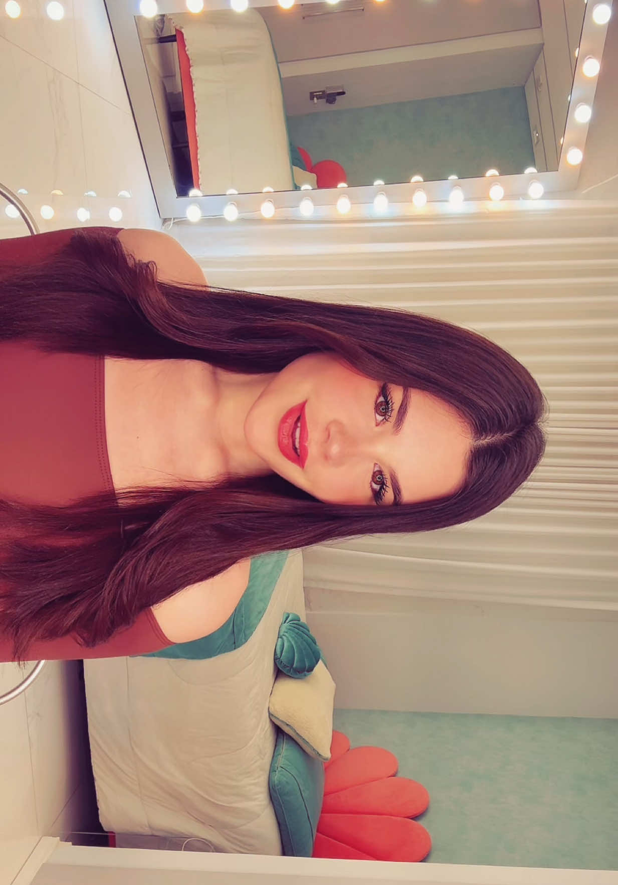 a maquiagem tá maquiando, o cabelo tá cabelando, o quarto tá quartando, a roupa tá roupando e tudo tá combinando. essa mulher está em paz!!! kkkkkkk