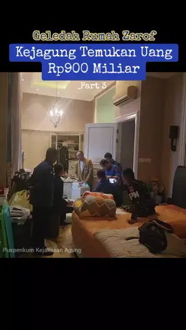 Tim penyidik dari Jaksa Agung Muda Pidana Khusus Kejaksaan Agung menggeledah rumah mewah mantan pejabat Mahkamah Agung, Zarof Ricar, di kawasan Senopati, Jakarta Selatan pada Oktober 2024 lalu. Berdasarkan video yang diterima wartawan, Selasa (29/4/2025), penyidik tampak menyisir beberapa kamar dan ruangan di rumah Zarof Ricar tersebut. Penyidik membuka lemari dan mengamankan beberapa dokumen dari salah satu kamar. Penyidik juga tampak mendata barang-barang yang diamankan dari kamar tersebut. Beberapa orang tampak mencatat dengan laptop. Dari penggeledahan ini, penyidik juga menemukan catatan yang diduga terkait penanganan perkara oleh Zarof Ricar. Tim Jampidsus juga mengamankan tumpukan uang ke dalam beberapa container box. Terlihat dalam boks berukuran sekitar 50 cm x 50 cm setinggi lutut itu penuh bergepok-gepok uang warna merah.  Dalam proses penggeledahan, penyidik menemukan uang tunai senilai Rp 920 miliar dalam berbagai mata uang asing, termasuk 74.494.427 dollar Singapura, 1.897.362 dollar Amerika Serikat, 71.200 euro, 483.320 dollar Hong Kong, serta Rp 5,7 miliar dalam rupiah. Di video lainnya, petugas Kejagung menghitung emas yang tersimpan di dalam boks besar. Total emas seberat 51 kilogram. Barang-barang tersebut disimpan dalam brankas dan kotak kontainer besar di berbagai ruangan rumah, termasuk kamar tidur dan ruang kerja. Penyidik juga menyita sejumlah barang elektronik, seperti 14 unit ponsel, dua laptop, satu iPad, serta beberapa flashdisk. Penggeledahan ini dilakukan tidak lama setelah Zarof diamankan di Bali. Temuan ini menjadi dasar bagi Kejaksaan Agung untuk menetapkan Zarof Ricar sebagai tersangka dalam kasus dugaan Tindak Pidana Pencucian Uang (TPPU) pada 10 April 2025. Kasus ini berkaitan dengan dugaan suap dan gratifikasi yang melibatkan Zarof sebagai makelar kasus di Mahkamah Agung, termasuk dalam perkara vonis bebas Ronald Tannur yang saat ini sedang disidangkan di Pengadilan Tindak Pidana Korupsi Jakarta. (***)  #zarofricar #penggeledahan #jampidsus #kejaksaanagung #kejagung #viral #fyp #korupsi #gratifikasi #suap #tppu 