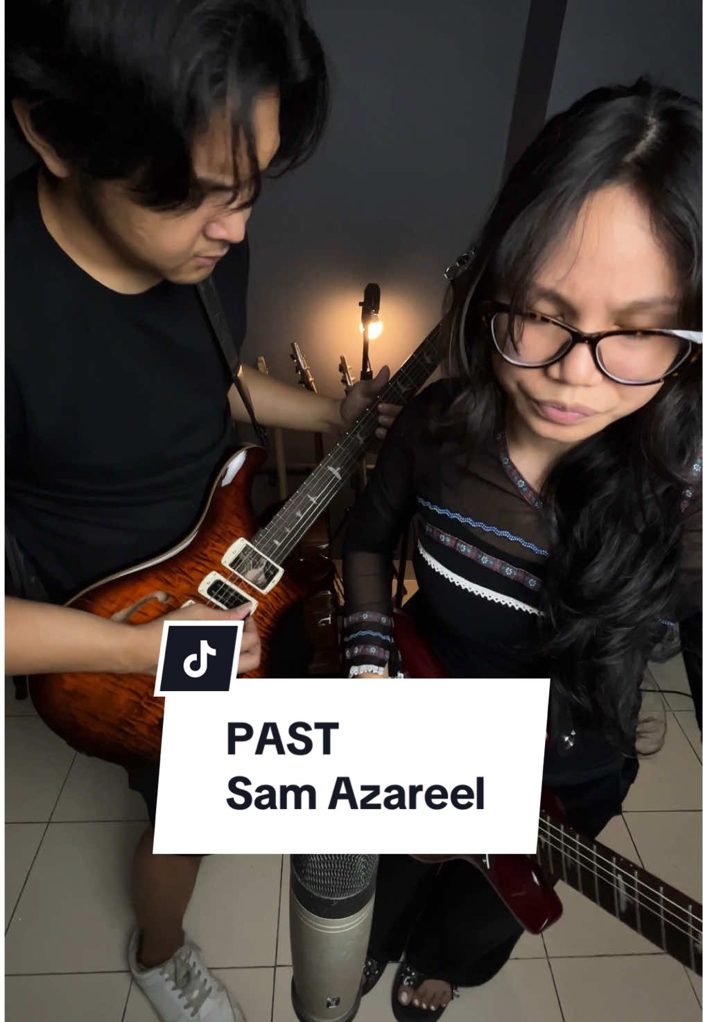 Hai, kami Sam Azareel. Duo suami istri yang baru aja ngerilis single pertama kami yang berjudul ‘Past’. Semoga lagu ini kalian suka ya! ❤️. (Link full song di bio kami *Spotify, YouTube dsb!) #samazareel #guitar #band #husbandwife #music #prs 