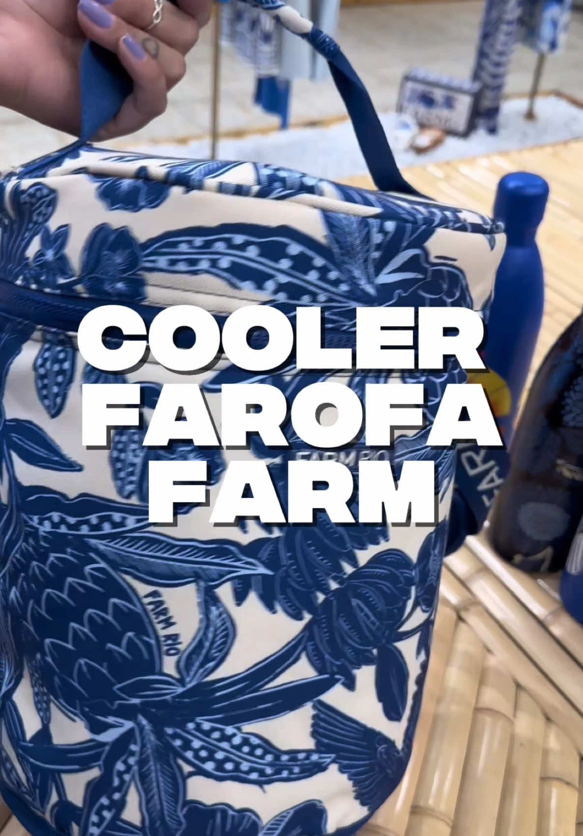Quem disse que charme e praticidade não combinam? 😎✨ Apresentamos o Cooler Farofa da FARM! 🫶🏻 Perfeito pro seu dia de praia, piquenique no parque ou qualquer rolê ao ar livre. 🌴🍉 É praticidade com estilo, do jeitinho FARM de ser. 💖 #CoolerFarofa #FARMStyle #Verão2025 #PiqueniquePerfeito #DiaDePraia #EstiloComPraticidade #CoolerFARM #FYP #ParaVocê #TikTokBrasil #Viral #Trend #Foryoupage #ModaFeminina #LookDoDia #EstiloDeVida