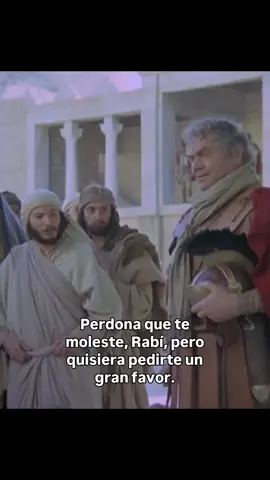 Una Fe Que Asombró a JesúsMateo 8-5-13Fragmento Película Titulo 'JESÚS DE NAZARET'.Dirigida por Franco Zeffirelli y protagonizada por Robert Powell. ¿Qué puede llevar a un líder militar romano, un hombre de autoridad y poder, a rogar humildemente por la sanidad de un simple siervo? Esta es la historia de una fe tan extraordinaria que incluso asombró al Hijo de Dios. En la bulliciosa ciudad de Capernaum, un centurión romano, un hombre acostumbrado a dar órdenes y ser obedecido, se encontraba angustiado. Su siervo, a quien apreciaba profundamente, yacía en casa, paralizado y sufriendo terriblemente. Para un romano de su posición, pedir ayuda a un líder judío era impensable, casi una humillación. Sin embargo, el amor y la preocupación por su siervo superaron su orgullo. Oyó hablar de Jesús, el hombre que realizaba milagros. Con una fe inusual en un extranjero, envió ancianos judíos a interceder por su siervo. Cuando Jesús se dirigía a su casa, el centurión envió a unos amigos con un mensaje sorprendente: 