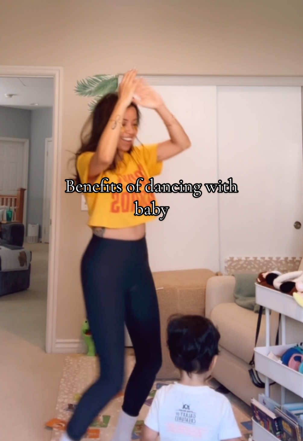 We will never turn down a dance party in this house! 💃🏽 #momhack #healthybaby #toddlermom #toddlerhack 