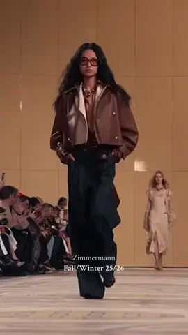 Stunned us all at the Paris FW 2025/26🤎#zimmermann #fall #winterfashion #2025 #2026 #pfw #parisfashionweek #paris #fashion #fashionweek #fashiontiktok #fashiondesigner #fashioncollection #foryoupagе #foruyou #forupage #fyp 