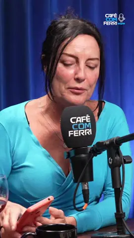 A classe artística é hipócrita? No episódio #66 do Podcast Café com Ferri, discutimos essa questão com Paula Schmitt. Qual é a sua opinião? 👇🏻 Assista ao episódio completo em nossos canais oficiais. -- #PodcastCafeComFerri #Ferri #CafeComFerri #PaulaSchmitt #ClasseArtistica #Hipocrisia #CulturaBrasileira #PaulaSchmittNoPodcast #ArtistasEOpiniao #DebateCultural #HipocrisiaNaArte