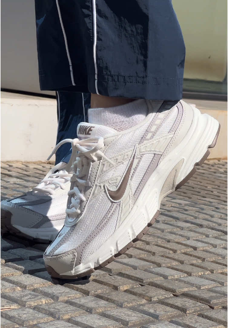 ¡NIKE INITIATOR!😍✨ -Este par retro running de los 90’s disponible en la tienda 😮‍💨 -🚚Realizamos envíos a todo el país.🇵🇾 📲Contáctanos en el link de nuestra biografía.👨🏻‍💻 #nike #retrorunning #90s #calzado 