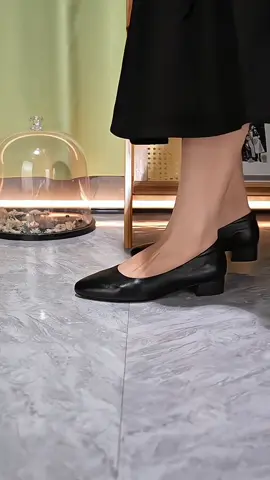 Cocok banget nih buat kamu yang kerja kantoran atau restoran#LaceVerse #fyp #fypage #sneakers #sliponwanita 