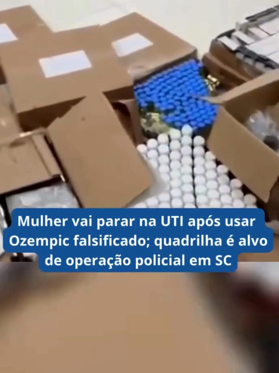 A Polícia Civil de Santa Catarina deflagrou a operação “Reação Adversa” para desarticular uma quadrilha suspeita de falsificar e comercializar medicamentos, incluindo o Ozempic na manhã desta segunda-feira, 26. A investigação começou após uma mulher adquirir o suposto remédio emagrecedor, que, na verdade, continha insulina, levando-a à internação em Unidade de Terapia Intensiva (UTI) devido a uma grave hipoglicemia. A operação cumpriu sete mandados judiciais, incluindo duas ordens de prisão, em cidades de Santa Catarina e em Catalão, Goiás. Um dos detidos era responsável pelo envio dos medicamentos e foi preso em Jaraguá do Sul. As investigações revelaram que o grupo utilizava medicamentos vencidos, adulterava datas de validade e produzia embalagens falsas para comercializar substâncias como anabolizantes e remédios abortivos. 📰 Siga: @portaltimfrancisco 🌐 Acesse: www.portaltimfrancisco.com.br #ozempicfalso #operaçãoreaçãoadversa #políciacivilsc #medicamentosfalsificados #crimecontrasaúde #quadrilhadesarticulada #alertasaude #medicamentoadulterado #uti #investigaçãopolicial #saudepublica #Anvisa #SegurançaDoConsumidor #noticiaurgente #BrasilContraOFake #notíciaverdadeira #conscienciacoletiva #justiçasejafeita #fiquealerta #notícias 