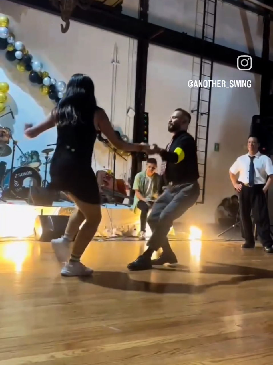 Queremos felicitar a nuestra prof @another_celic  por haber obtenido el segundo lugar en el concurso mix and match en el evento organizado por @swingforevermexico 🥳🥳🥳🥳 sin duda, fue una un concurso lleno de emociones y mucho baile!!! 💃🕺✨ También felicitamos a los bailarines @roberto_ashtar @alex_saavedra96 y @em.leon , nos inspiró mucho al verlos bailar y disfrutar, nos vemos pronto en la pista ✨✨✨  ¿Y a ustedes, qué les pareció?  #swingdance #lindyhopper #lindyhop #vintage #dance #artistasmexicanos #lanana #concurso #artistascallejeros #arte 