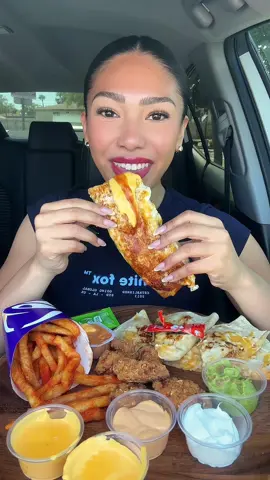 TACOBELL❤️🌮 THEY ATE DOWNN TODAY!!😊 whats your fav menu item?😆#tacobell#tacobellmukbang#grilledcheeseburrito#burrito#crunchy#crunchyasmr#mukbang#mukbangeatingshow#mukbangfoodasmr#eatingshow#eatwithme#foodvideo#foodasmr#bigbites#asmrsounds#asmreating#asmrvideo  