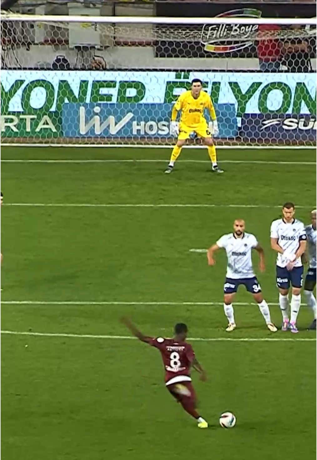 🔴⚪ Massanga Matondo'nun sert şutunda Osman Ertuğrul Çetin'in sırtına çarpan top ağlarla buluştu!  #beINSPORTS #HTYvFB