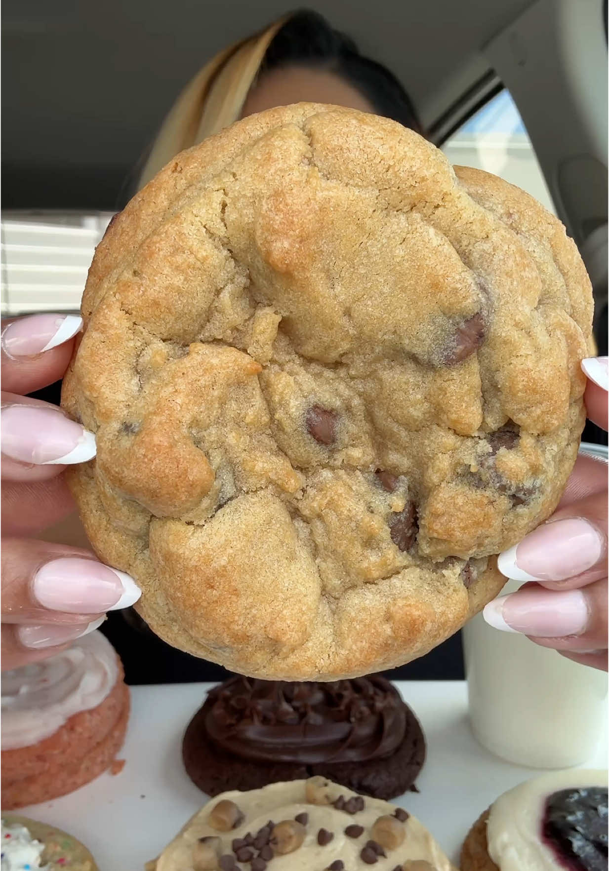 Crumbl cookie review 🍪 the whole cookie box was a 10/10 ❤️ #crumblecookie #crumbl #cookies #foodreview #foodcritic #mukbang #mukbangasmr #eating #Foodie #foodtiktok #eat #asmrsounds  #foodcritic #eatingshow #hungrytiktok #muckbang #fyp #fypシ #foryourpage #viral  