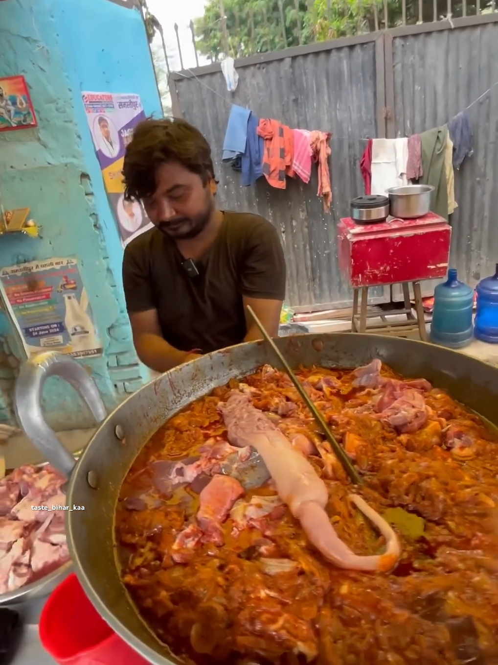 Mutton Chushta tayar ho raha hai — juicy, spicy aur full desi flavor ke saath! Indian street food ka asli king! #MuttonChushta #IndianStreetFood #DesiTandoor #StreetFoodLovers #spicymutton 