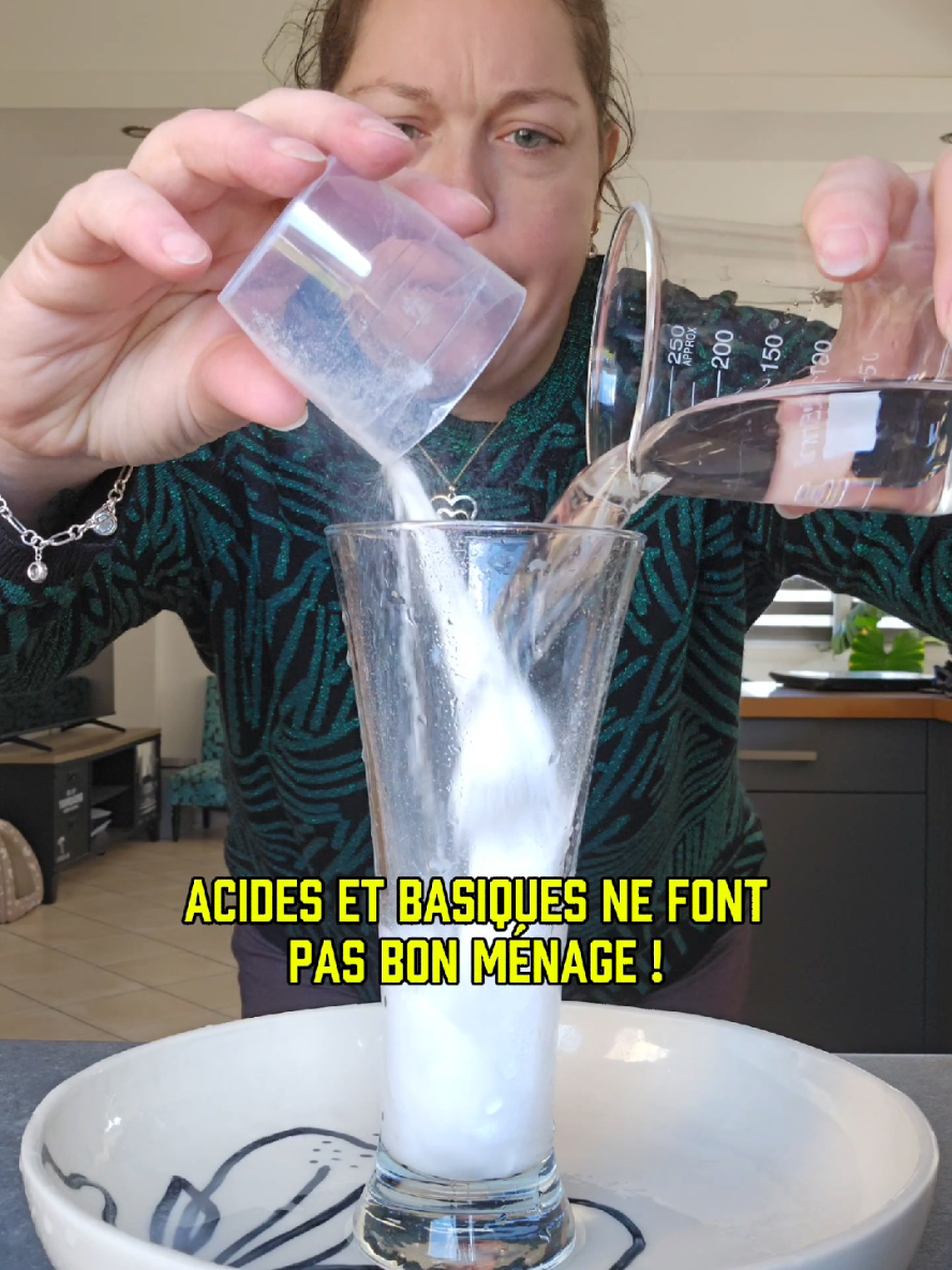 ⚠️ Ça ne fonctionnera pas si tu ne fais pas attention à ces facteurs importants ! Les recettes de ménage au naturel, c’est efficace si tu respectes : ➡️ La température : certains produits comme le percarbonate de soude s’activent à parti de 40°C minimum, en dessous c’est inutile. Et d’autres sont plus efficaces chaud comme le vinaigre, les cristaux de soude, l’acide citrique... ➡️ Le temps de pause : dans le naturel, il faut parfois laisser le temps au temps. Exemple ? Le percarbonate qui blanchit le linge en 1h environ, ou l’acide citrique qu’on laisse poser dans les toilettes pour dissoudre le tartre. ➡️ Le pH : tu te rappelles de l’échelle acide-basique à l’école ? • Les acides : vinaigre blanc, acide citrique (parfaits contre le calcaire). • Les basiques : bicarbonate, percarbonate, cristaux de soude, savon noir, savon de Marseille, terre de Sommières (top contre les graisses ou pour désinfecter). Attention : si tu mélanges un acide et une base au mieux tu vas diminuer l’efficacité de l’un ou l’autre, au pire tu annules carrément leurs effets ! Alors tu vois, c’est pas sorcier ! Tu fais attention à tout ça ou tu viens de l’apprendre ? Retrouve toutes mes recettes dans le livre Faites Bon Ménage sorti aux @editionslaplage ! #menagenaturel #entretienmaison #produitsmenagers #astucedujour #astuce #menageaunaturel #nettoyage 
