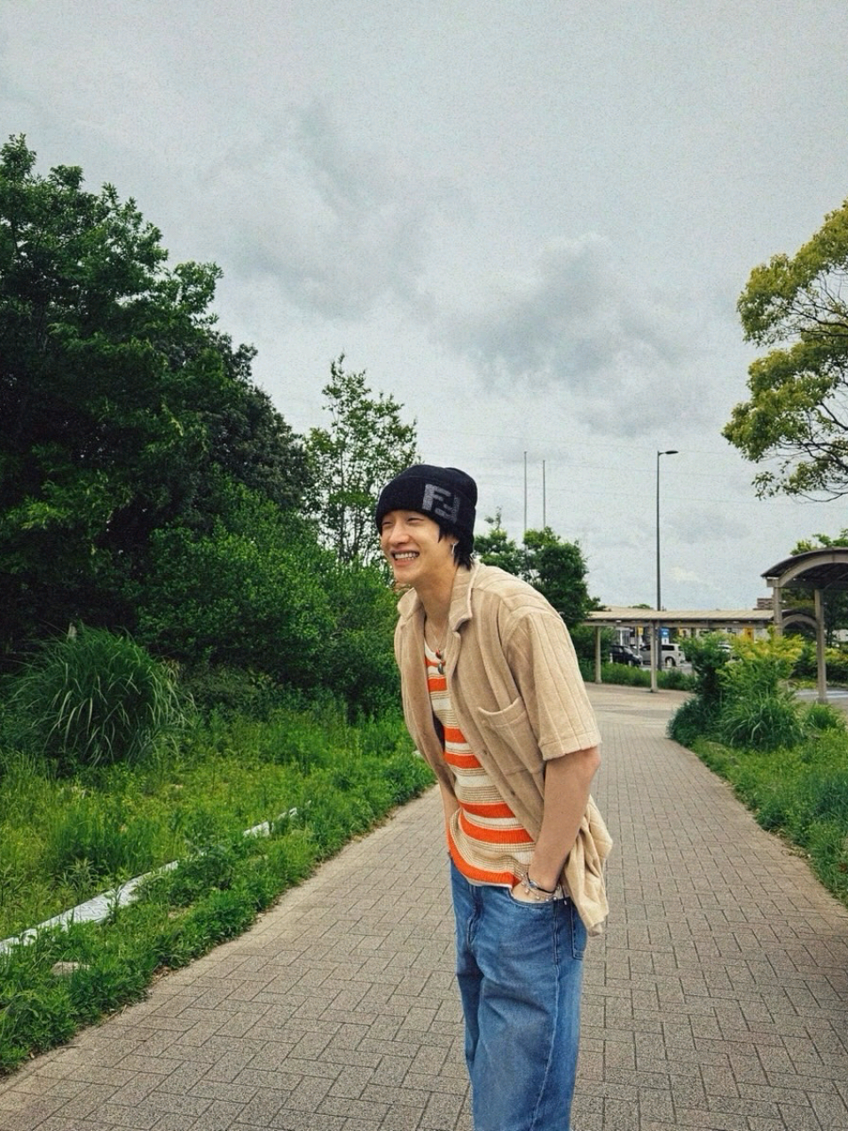 — Amar você é diferente. É mais profundo, algo que sinto com uma intensidade incomparável. Bang Chan, você é singular. Contigo, as palavras adquirem mais certeza, os momentos tornam-se mais belos e a vida, infinitamente mais luminosa. Ao seu lado, o mundo gira de maneira distinta — mais aconchegante, onde a paz ainda reina. Não sei ao certo quando comecei a te amar dessa forma, mas sei, com absoluta convicção, o quanto te amo. Você é especial, significativo, e me faz enxergar a vida sob uma nova perspectiva: mais serena, mais leve… e você é exatamente isso. Seu sorriso, quando o contemplo, transmite uma silenciosa e poderosa mensagem: 