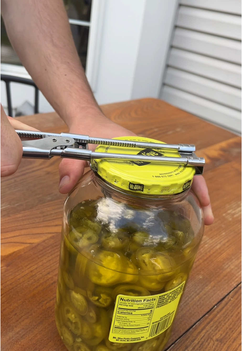 This jar opener is perfect for those with arthritis or carpel tunnel syndrome. Jar opener for the win. #jaropener #KitchenHacks #kitchengadgets #kitchenhack #kitchengadget #arthritis #arthritisrelief 