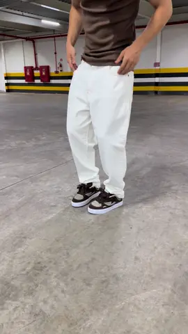 CALÇA RETA DGN JEANS OFF WHITE  DISPONÍVEL DO ( 38 AO 48 )  -COMPRE PELO SITE ⬇️ WWW.BMSTORE044.COM.BR  AV 7 DE SETEMBRO 243, CENTRO - ALTONIA, PR  -PRODUTOS ORIGINAIS ⚡️ - A MELHOR LOJA EM MODA STREETWEAR 🥷 -ENVIAMOS PARA TODO O BRASIL 🇧🇷 #streetwear #skate #outfit #modastreetwear #modamasculina #calcajeans #calcasmasculinas #calcasbaggy #outfitideas #moletomstreetwear #inverno #calcabalao 