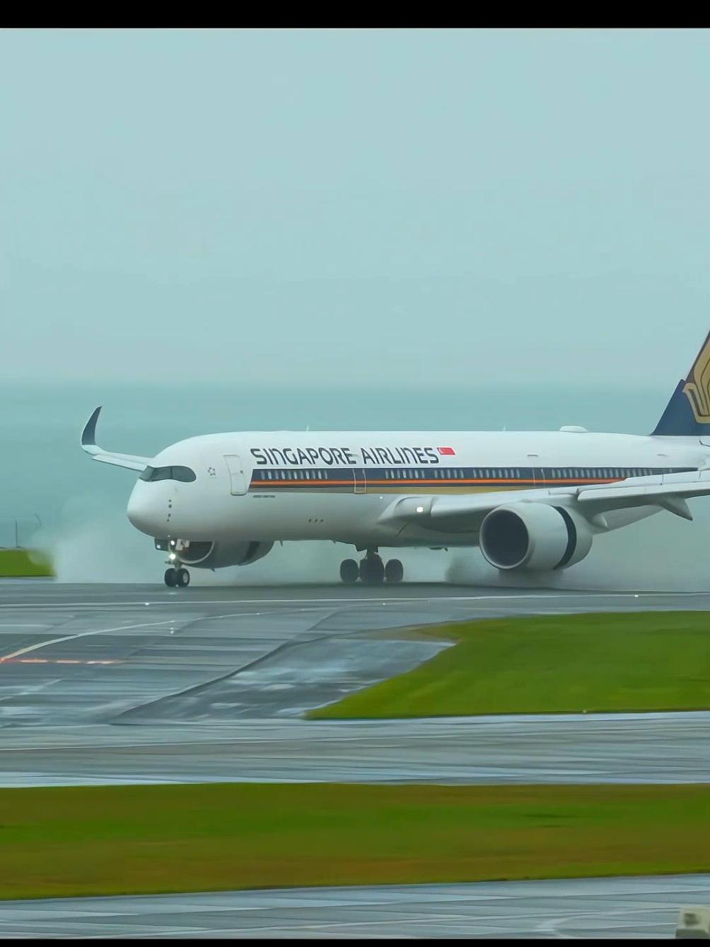 Singapore Airlines' Airbus A350 landing and taking off on a wet runway #SingaporeAirlines #AirbusA350 #Landing #Takeoff #WetRunway #Aviation #Flight #AirTravel #Aircraft #A350