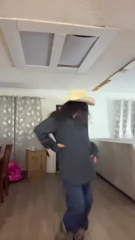 Like si viste cuando me pegó en la puchaina 😭 #fyp #bailando #humor 
