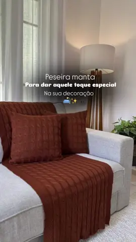 Um toque de charme e conforto no seu lar! Essa peseira tricot é aquele detalhe que transforma o ambiente com elegância !🛋️✨ Link na bio ou comente “Quero” e eu te envio. #decoração #casa #homedecor 