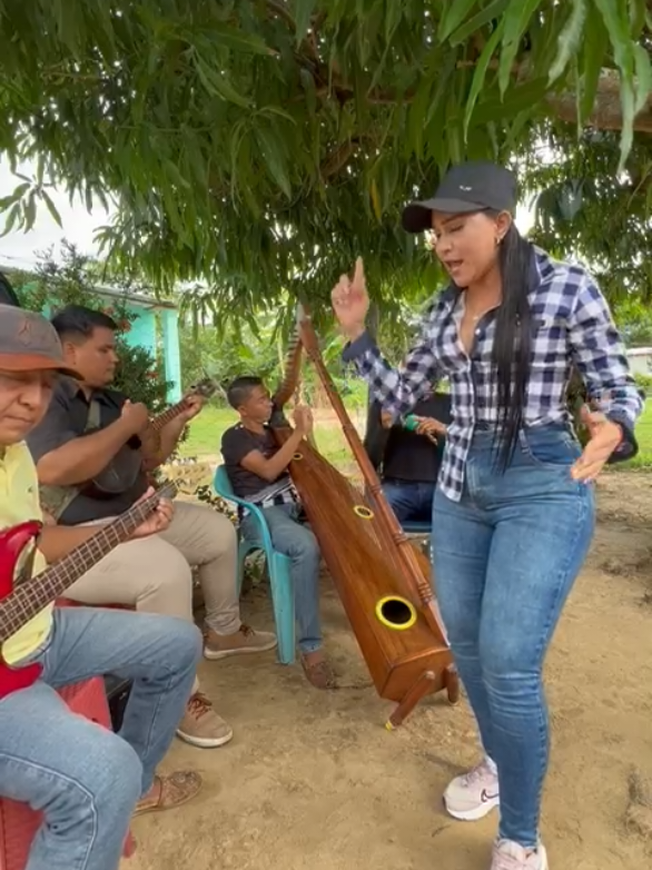 las azañas de mi burro en la voz de @Rosa Montilla arpa Ricardo Montilla cuatro @Alejandro Schöeps maracas @Alejandro Araque bajó Simón García camarógrafo @Erik Prieto @Mi rincón llanero @ADRI.R😍 
