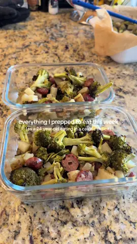 This is everything I prepped to eat this week as a 24 year old eating in a calorie deficit 🥦🥯🍒🍔 meal prepping helps me stay on track & makes my life so much easier during busy weeks #mealprepideas #mealprepping #everythingicooked #caloriedeficitmeals #mealprep #mealideas 