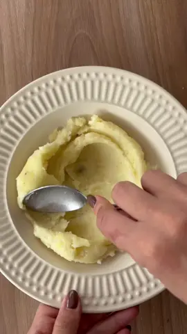 Hice el puré súper rápido en el microondas: pelas y cortas( mientras más chica más rápido) tapas con film y pinchas . Mandas al micro 10 min y papas listas. Agrega leche , manteca , sal y nuez moscada y el puré listo!  Para la salsa cebollita , chorizo ( yo use de cerdo ) y salsita de tomate. De condimentos sal, orégano , pimienta, laurel  y pimentón.  Dejé en el fuego aprox 15/20 min  #Receta #frio #chorizo #papa #facil