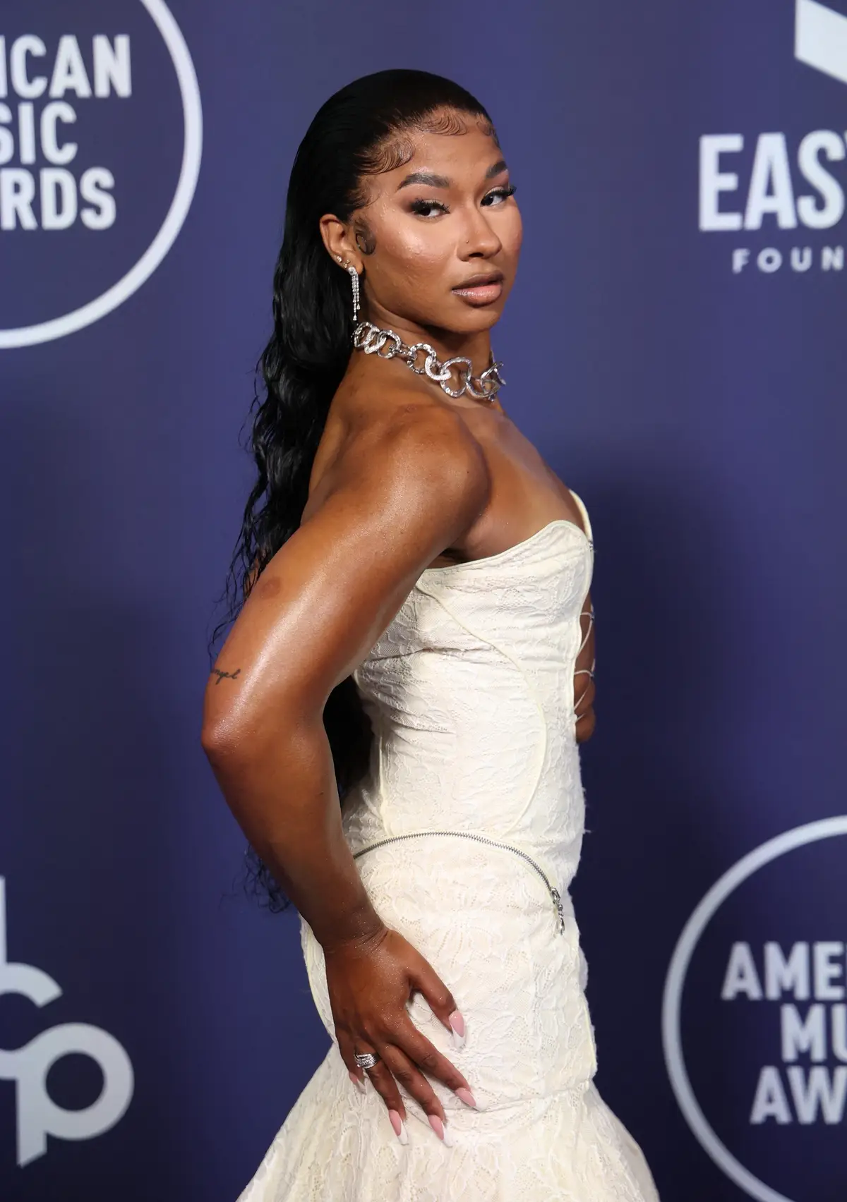 Olympian gymnast Jordan Chiles is serving looks on the 2025 AMAs red carpet 🤸‍♀️ 📸: Getty 