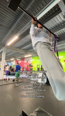Pull ups weren’t feeling good today😪 #4up #fyp #gymgirlsoftiktok #hijabigymgirl #GymTok #calisthenics #hijabigymgirls #pullups #hopecore #motivation #hopecoretiktok 