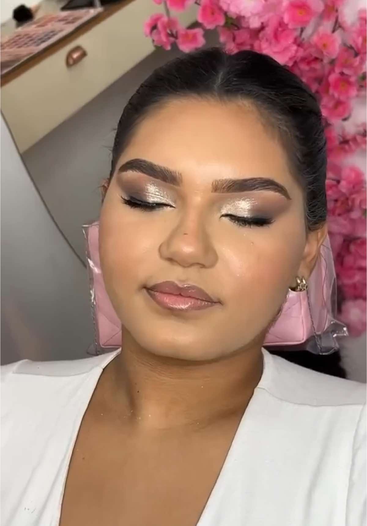 Maquiando cliente  ✨ Ela já é linda só realcei a beleza dela @grigoriosabrina #deusnocontrolesempre #makeup #maquiandocliente💄 #maquiagem #maquiagem_insta #maquiagemmuriaé  #maquiadoradesucesso  #empreendedorismo #explorar #reelsinstagram #memesmaquiagem