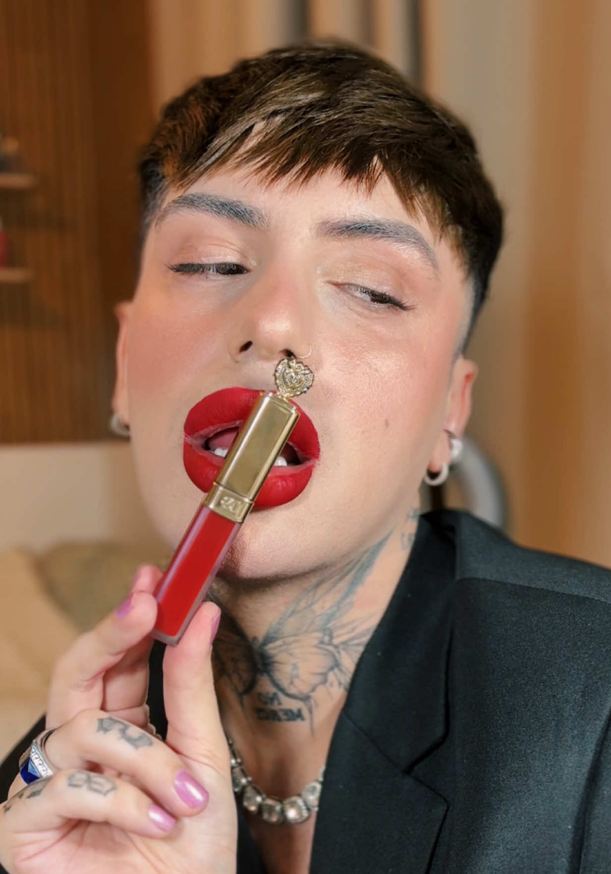 testei o batom da dolce&gabbana que promete não transferir vermelho!  no caso transferiu, foi 300 reais! podia ser mais resistente, pois tenho de outras marcas que não sai nem com reza, massss! você compraria? #makeup #dolcegabbana #batom #vermelho #sephora ib: @ELENA RACHITSKAYA 