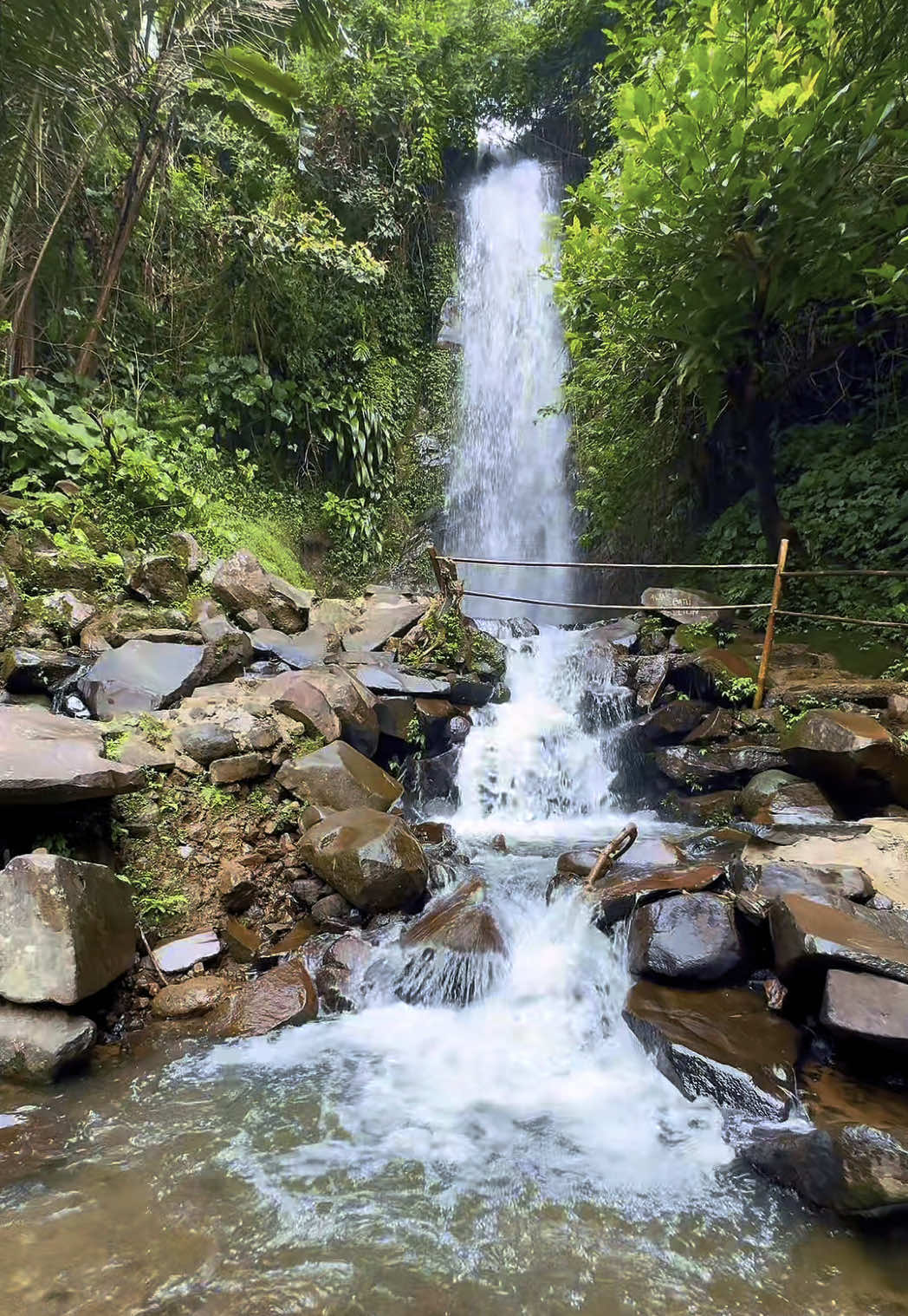 Air nya segerr dan dingin, katanya mandi disini bisa dapet jodoh tapi cari sendiri yah jodohnya… 📍curug Cibingbin, Subang #holiday #healing #jalanjalan #liburan #wisata #wisatasubang #backpacker #traveling #solotraveller #solobackpacker #fyp #piknikairterjun #subang #exploresubang #jawabaratbeautiful