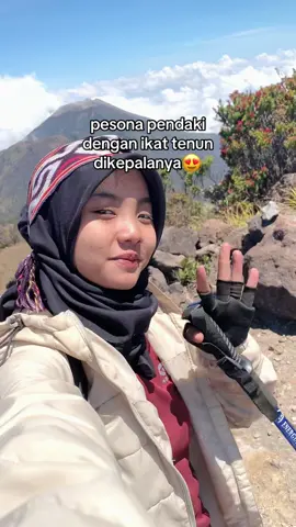 yang penting nyaman ya, pake kain tenun khas indonesia jadi lebih cantik kek aku hihi 😍😋🤏🏻 #pendaki #pendakigunung #fyp 