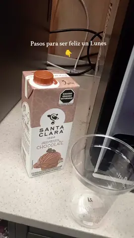 1. Ve a tu OXXO de confianza 2. Toma una lechita SC de 450ml. 3. Paga tu leche y pide que te cobren 1 ó 2 vasos con hielo 😌. 4. Vas a la maquina de hielo y llenas tus vasos. 5. Agregas tu leche fav y LISTO. DE NADA #lunes #monday #fyp #OXXO #SantaClara #viral