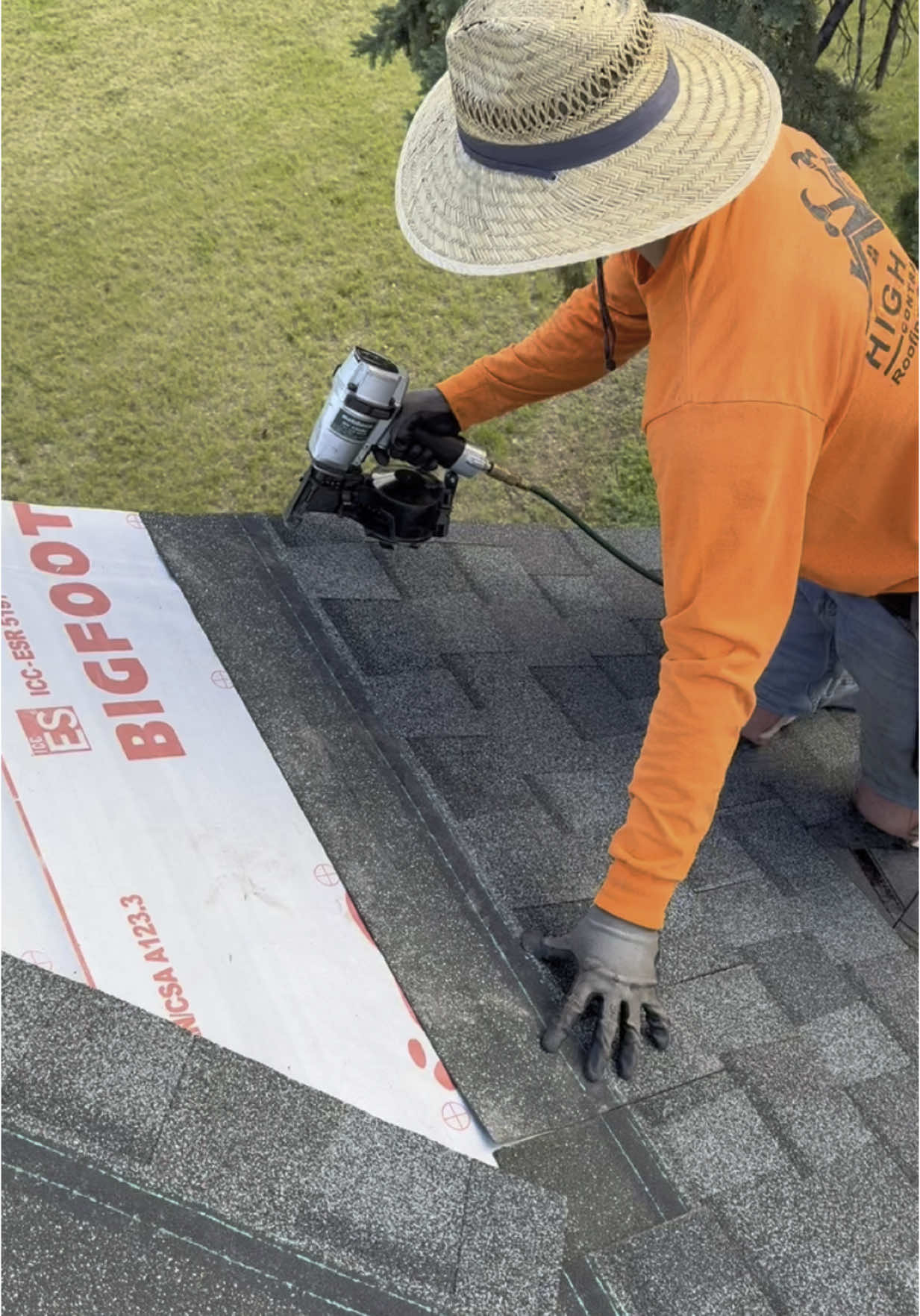 #construction #roofing #bluecollar #constructionlife #roofinglife #bluecollarboys #fy #viral #fyp #fastroofer #hardwork #roofingconstruction 