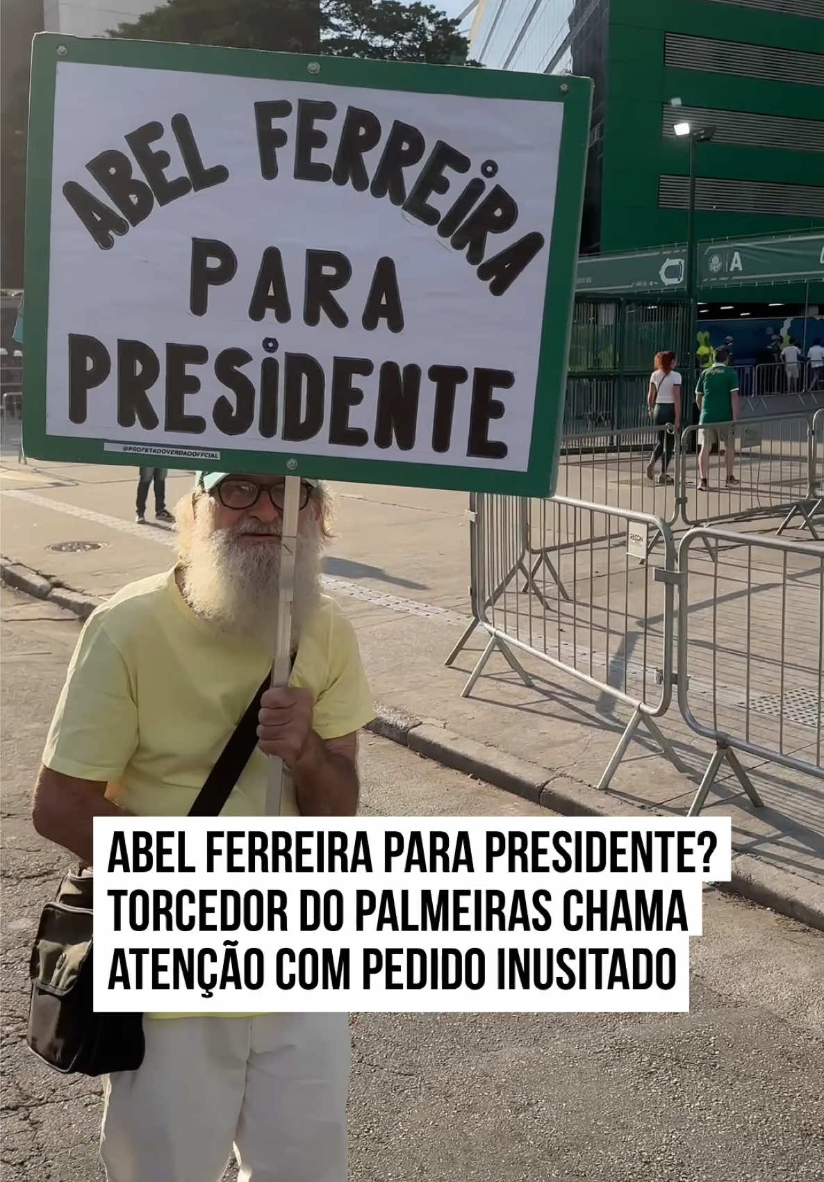 ⚽😮 O criador de conteúdo e flamenguista Fábio Barcellos registrou um momento curioso protagonizado por um torcedor do #Palmeiras durante o confronto com o #Flamengo no último domingo (25/5) pelo #CampeonatoBrasileiro. Na ocasião, ele registrou o palmeirense com uma placa pedindo que o técnico do Verdão, #AbelFerreira, assumisse a presidência da República.  No vídeo, Fábio brincou com o torcedor questionando sobre como o time ficaria sem o técnico e recebeu uma resposta inusitada: 