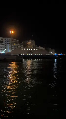 خدني في حضنك شويه وامسح دمعة عنيا