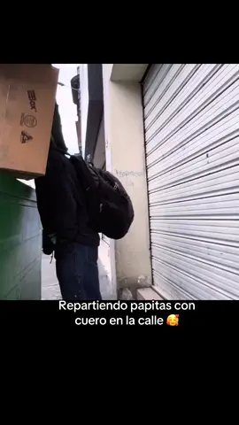 Repartiendo papitas con cuero en la calle 🥰 
