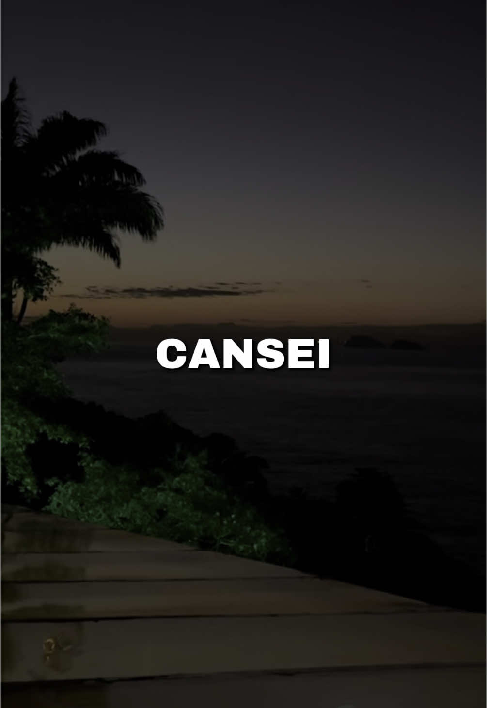 Quer saber? É melhor a gente ficar longe mesmo… Porque, no fundo, eu sei… Você nunca me quis o suficiente. Nunca me colocou no lugar que eu merecia. Sempre me deixou ali… na espera… na dúvida… E eu? Eu sempre tentando me convencer que uma hora você ia perceber… Que ia mudar, que ia me escolher… Mas não mudou. E eu cansei… Cansei de me contentar com pouco. Com o mínimo… Com o quase… Com aquele tipo de amor que só vem quando sobra tempo… E quer saber mais? Eu não me quero tão pouco assim. Eu não me quero nesse papel de quem aceita migalha… De quem finge que tá tudo bem, quando na verdade tá doendo pra caramba… Então… é isso. Eu tô indo… Não porque eu não te ame… Mas porque, dessa vez… eu escolho me amar mais. #irembora #adeus #amor #triste #sentimentos #dor #relacionamentos #conselhos #desabafo 