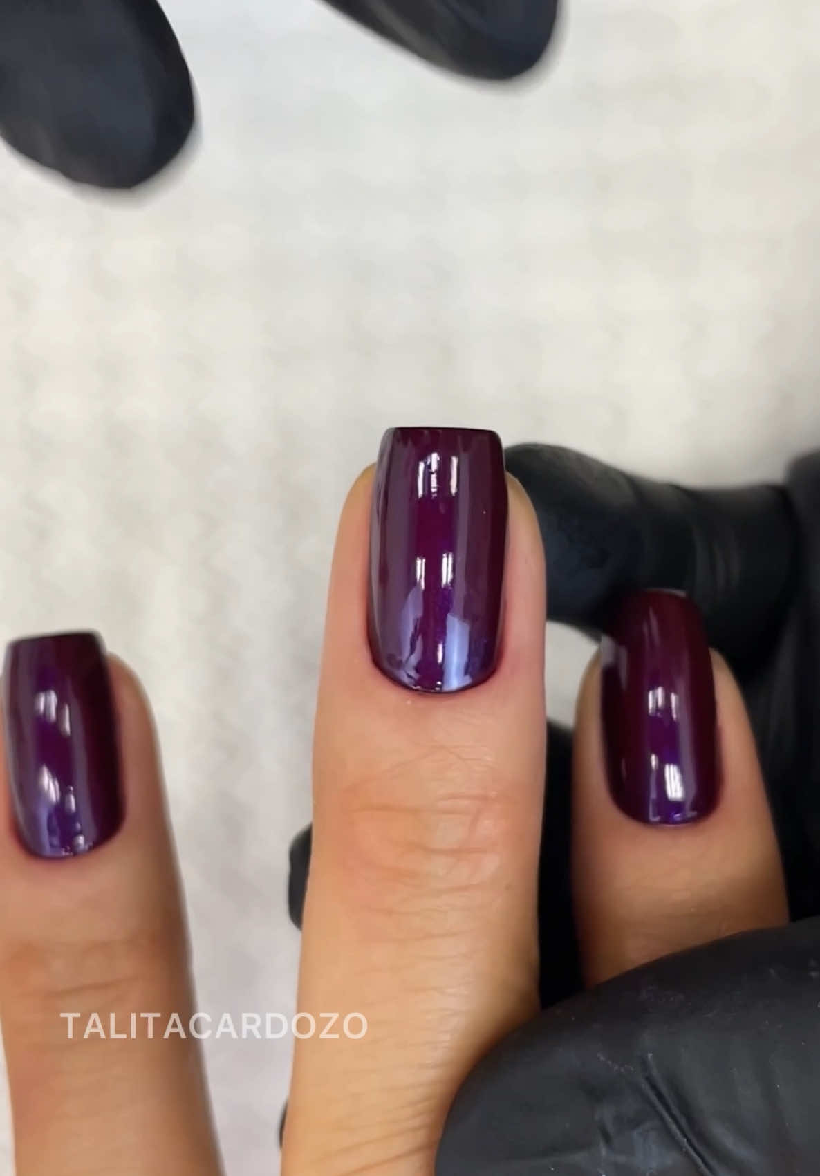 😮‍💨 Esmaltes: Malbec + Marsala da @anitaesmaltes  Extra brilho roxinho também da Anita  Compre aqui 👉🏻loja.talitacardozo.com.br