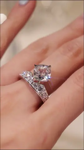 Name:  #10126 Eco Diamond Wedding Collection White Flower Solitaire Engagement Ring #03083 Color: white                               Carats: 2 Material:Eco-diamond 925 sterling silver,8 layer platinum plating Pieces code:#10126 #yifan #yifanite #yifanjewelry #jewellery #jewelrybusiness #highjewelry #silverjewelry#jewelrycustomization #jewelryshopping #jewelrytiktok #engagement #high jewelry #diamond jewelry 