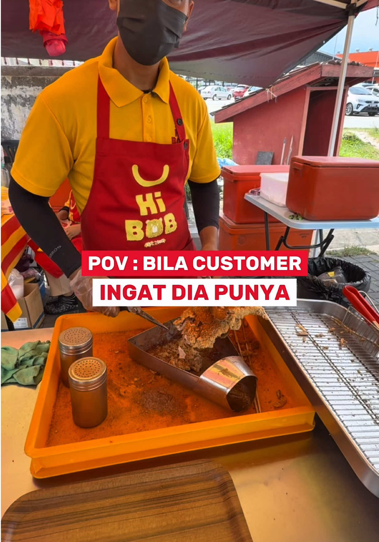Abang, rilek jap boleh? Order abang belum sampai turn lagi lah, kita tengah buat spicy ni. #HiBobSnacks #AyamGunting #SpicyKeOriginal #CustomerLayanCool #StreetFoodMalaysia #JanganRush #FoodTokMY #SkitTikTok #HiBob #HiBobMalaysia 