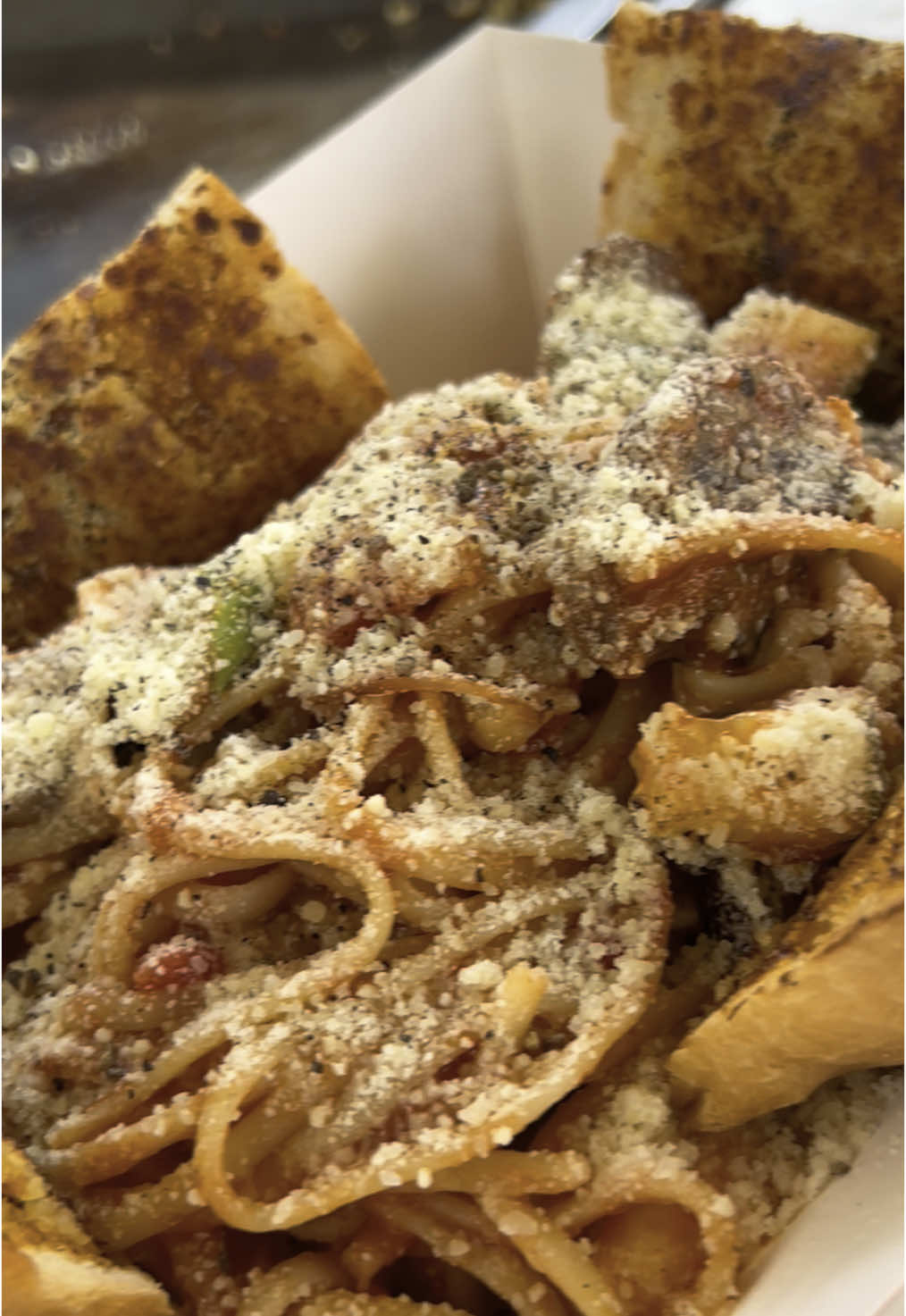 Vegetarian Pasta 🥒🍝 @laidealburger at @LA CHANCLA NIGHT MARKET 🪅 #fyp #pasta #vegeterian #marinara #parmesanbread #burger #tacos #aguasfrescas #PlacesToVisit #lachanclanightmarket 