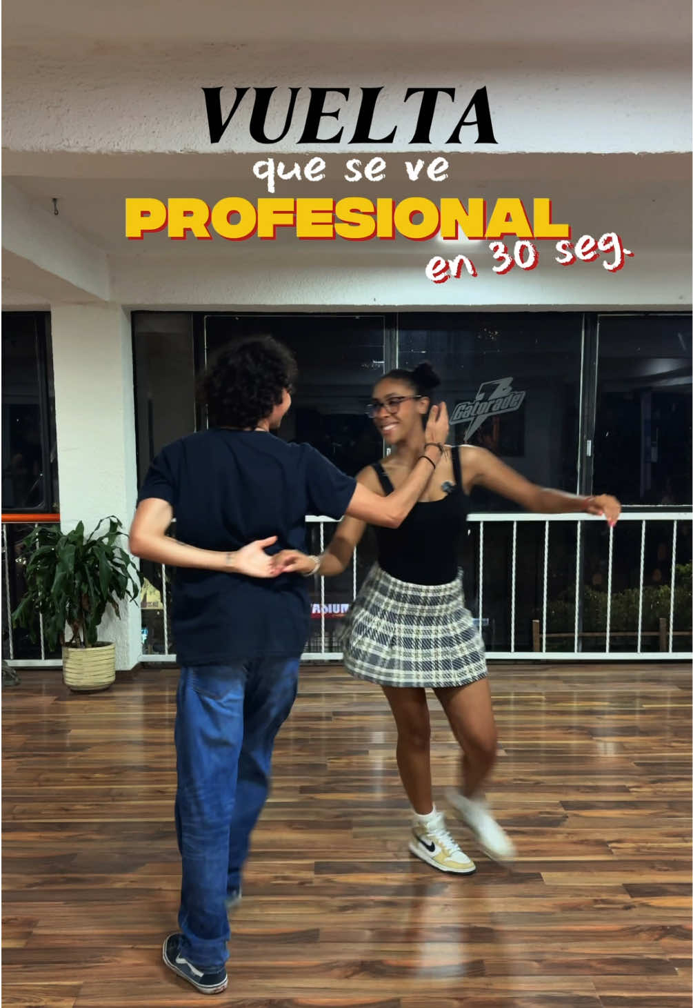 Ya es hora de dejar atrás las vueltas básicas. 🫠 Esta es la señal para que ya vengas a clase de salsa  WA: 55 2131 3286 #salsaromantica #Salsa #salsadance #baile